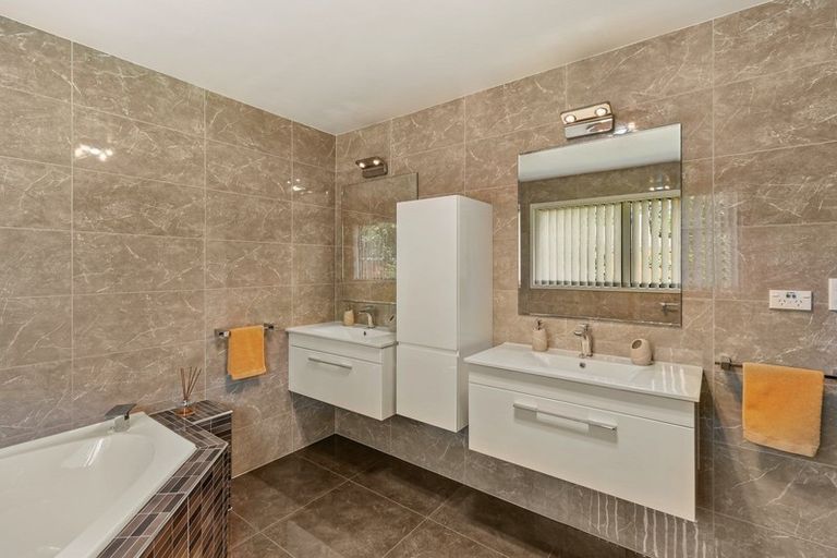 Photo of property in 14 Framalda Place, Conifer Grove, Takanini, 2112