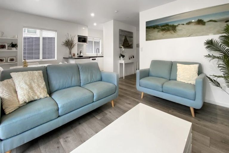 Photo of property in 2/49 Fields Parade, Oteha, Auckland, 0632