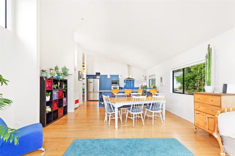 Photo of property in 48 Renata Crescent, Te Atatu Peninsula, Auckland, 0610