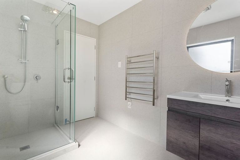 Photo of property in 101a Beach Road, Te Atatu Peninsula, 0610