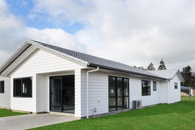 Photo of property in 2 Kingi Te Ahoaho Place, Otaki, 5512