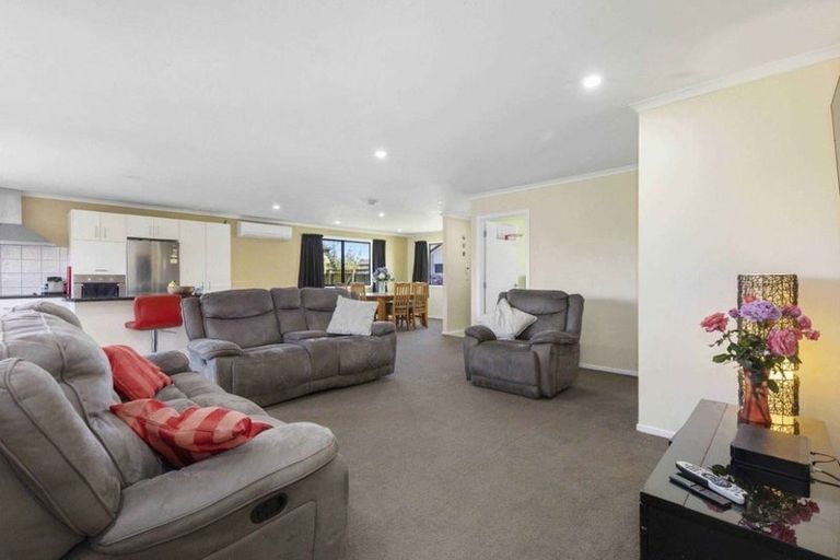 Photo of property in 41 Breaker Grove, Waiuku, 2123