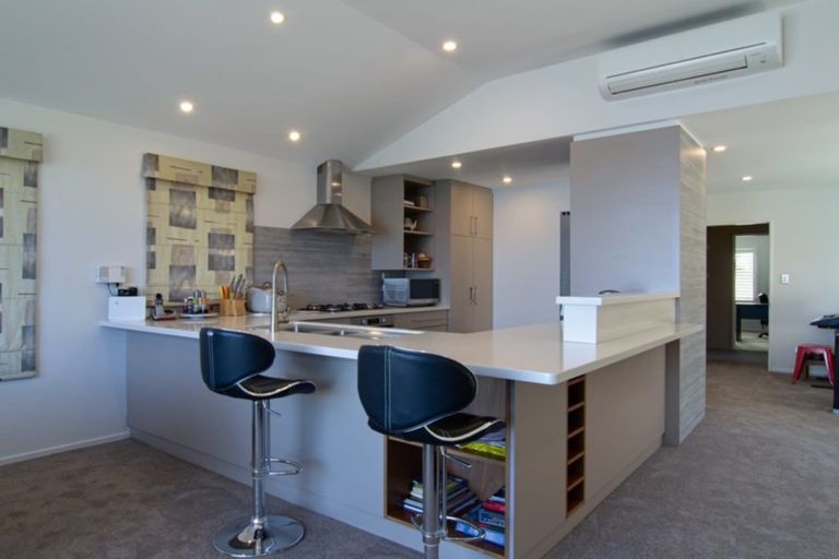 Photo of property in 28 Wynyard Crescent, Fernhill, Queenstown, 9300