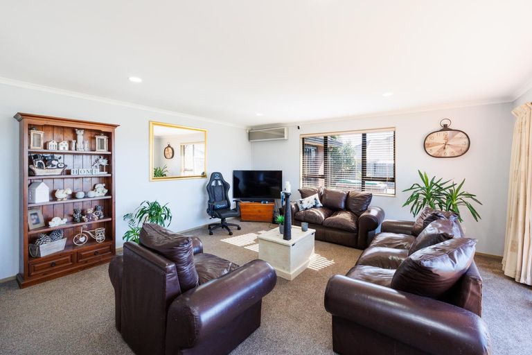 Photo of property in 12 Walnut Grove, Kelvin Grove, Palmerston North, 4414