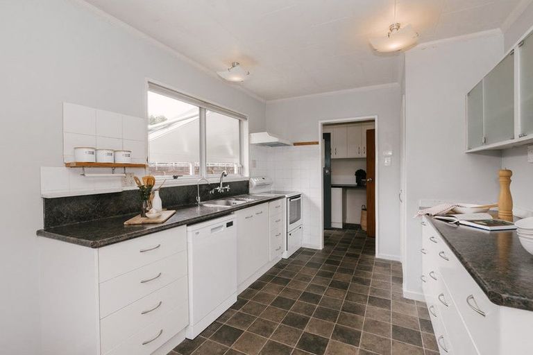 Photo of property in 53 Wikiriwhi Crescent, Awapuni, Palmerston North, 4412