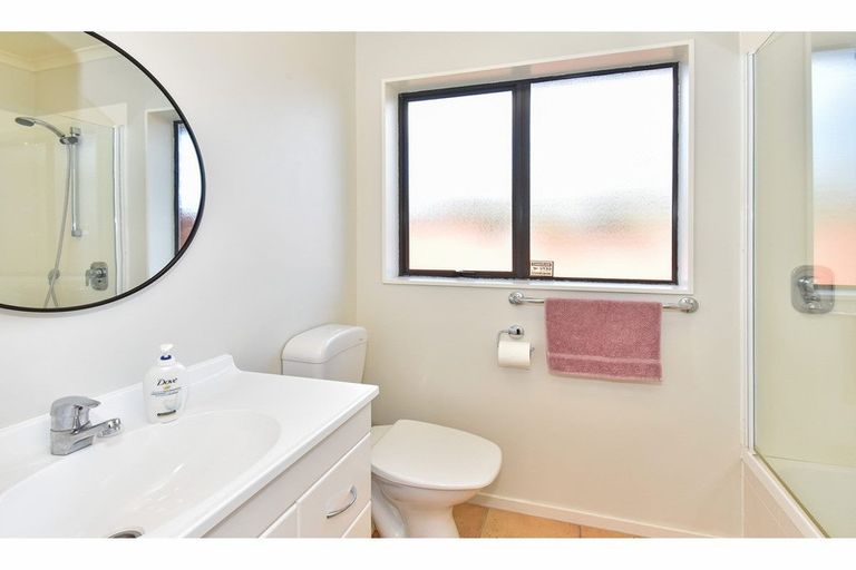 Photo of property in 42 Sandwick Drive, Weymouth, Auckland, 2103