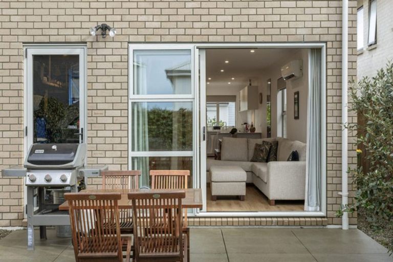 Photo of property in 43 Samuel Cassidy Avenue, Swanson, Auckland, 0614