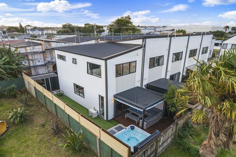 Photo of property in 7/69 Wharf Road, Te Atatu Peninsula, Auckland, 0610