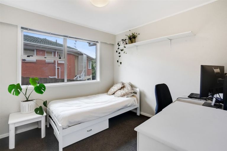 Photo of property in 9 Longbill Place, Glendene, Auckland, 0602