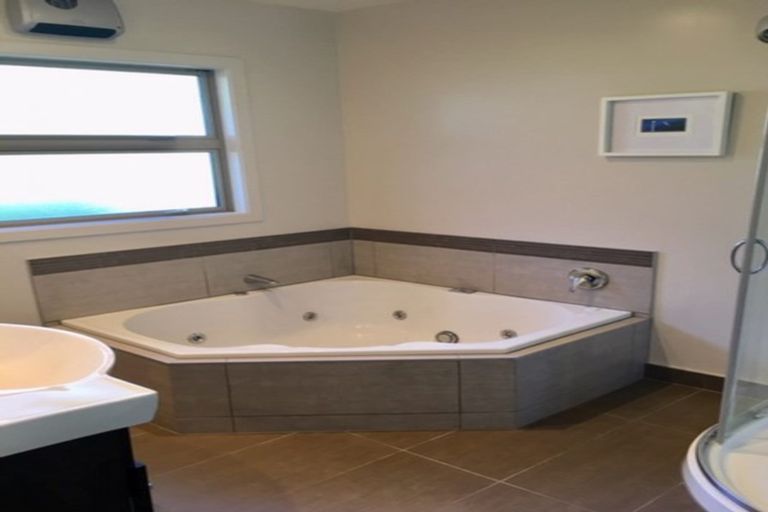 Photo of property in 1 Campbell Drive, Martinborough, 5711