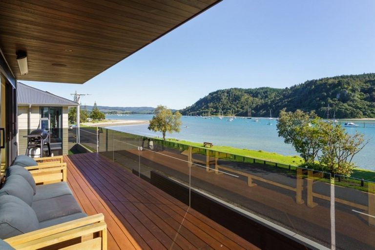 Photo of property in 103 Beach Road, Whangamata, 3620