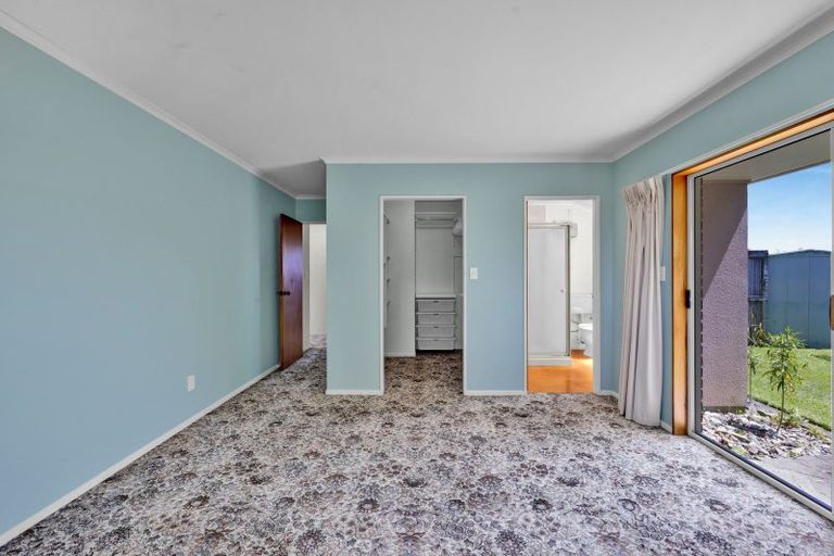 Photo of property in 4 Waiwera Place, Merrilands, New Plymouth, 4312