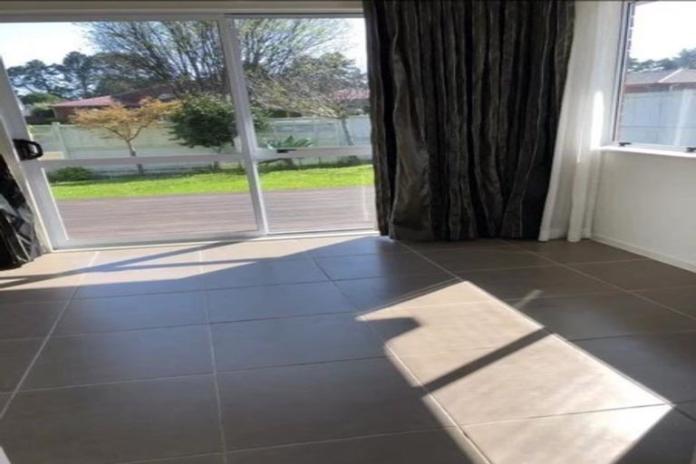 Photo of property in 16 Mirabell Place, Golflands, Auckland, 2013