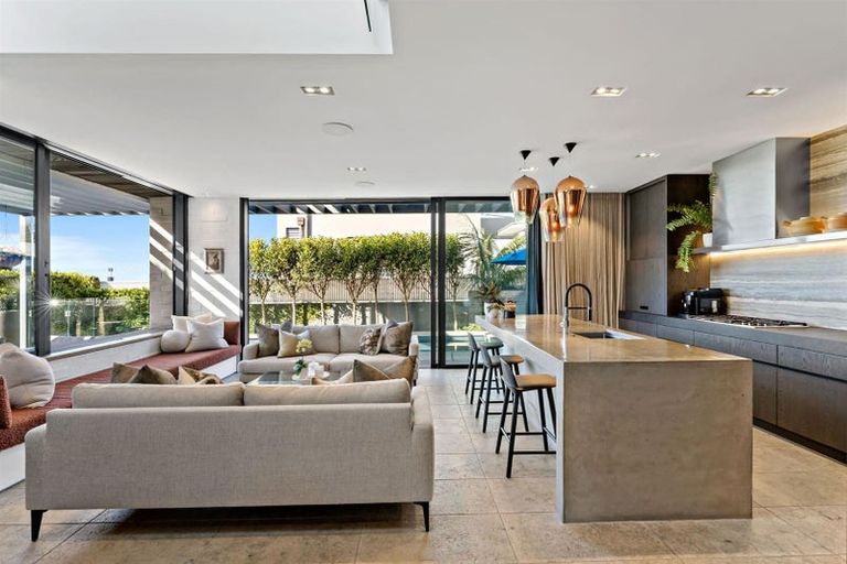 Photo of property in 41 Craig Road, Milford, Auckland, 0620