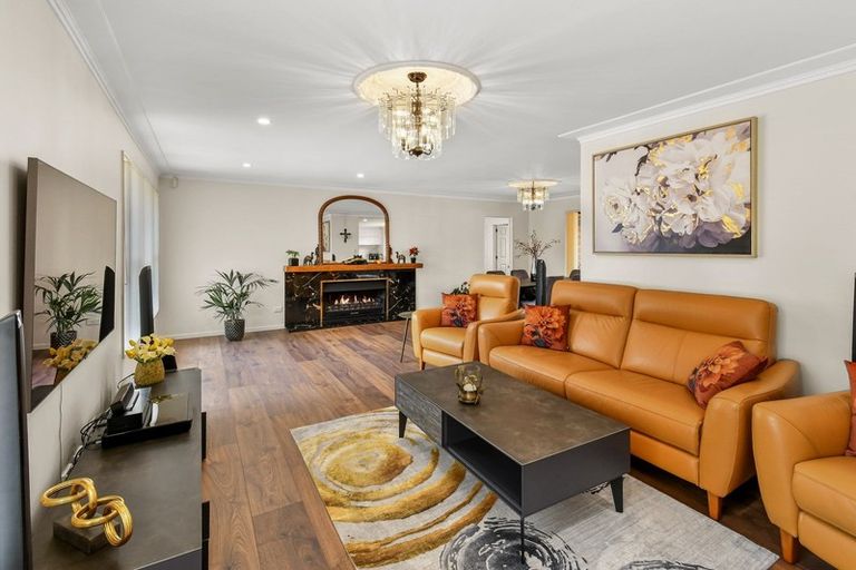 Photo of property in 14 Framalda Place, Conifer Grove, Takanini, 2112