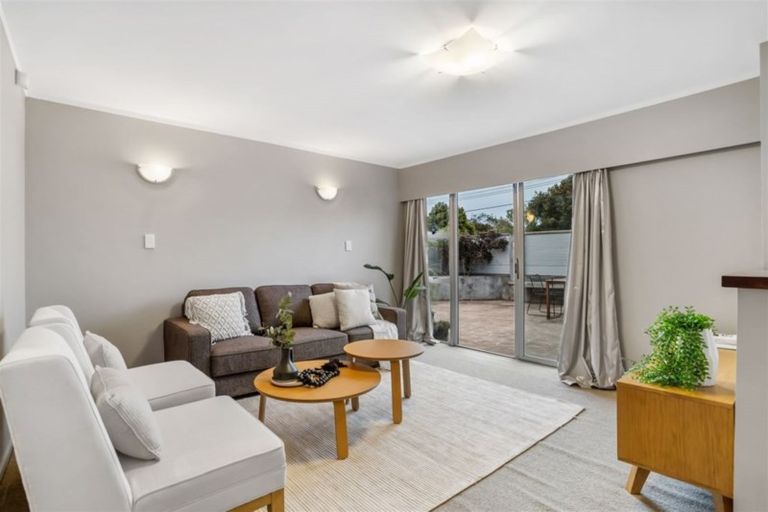Photo of property in 1/23 Sunnynook Road, Forrest Hill, Auckland, 0620