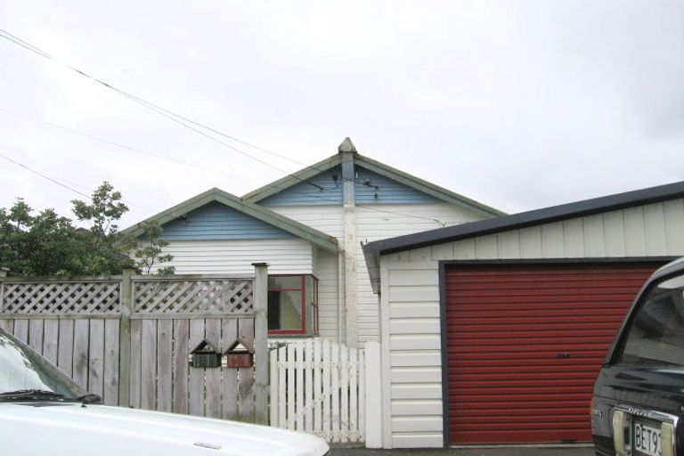 Photo of property in 17a Apu Crescent, Lyall Bay, Wellington, 6022