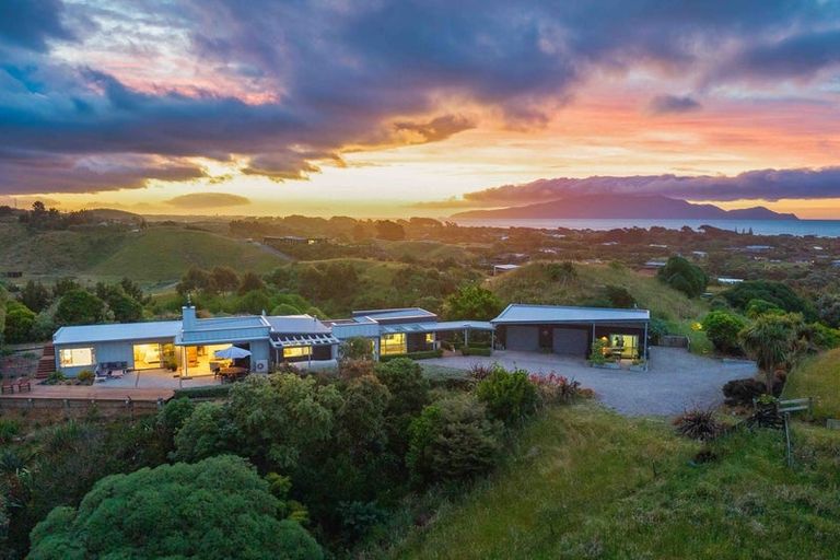 Photo of property in 104 Raukawa Road, Peka Peka, Waikanae, 5391