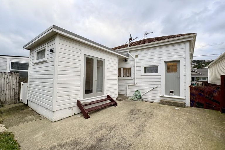 Photo of property in 123 Onepu Road, Lyall Bay, Wellington, 6022