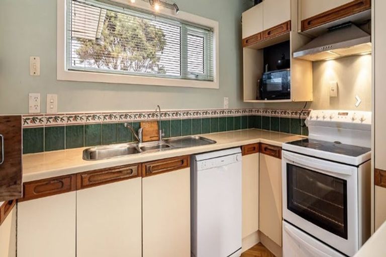 Photo of property in 28 Brunton Place, Glenfield, Auckland, 0629