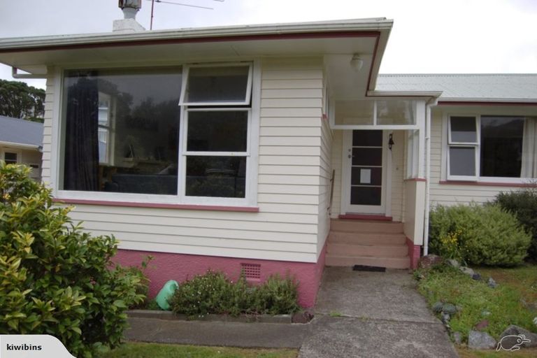 Photo of property in 90 Kenmore Street, Newlands, Wellington, 6037
