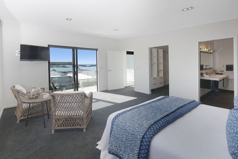 Photo of property in 8 Saint Remy Lane, Redcliffs, Christchurch, 8081