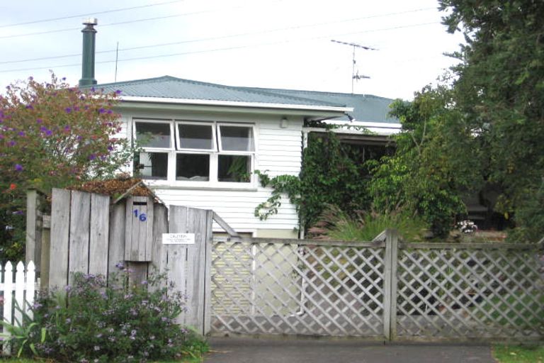 Photo of property in 16 Mirovale Place, Totara Vale, Auckland, 0629