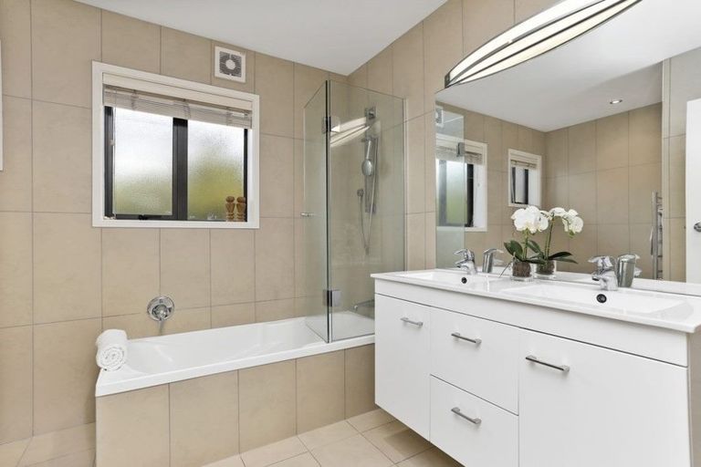 Photo of property in 1/130 Churchill Road, Rothesay Bay, Auckland, 0630