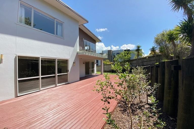 Photo of property in 11 Lakeridge Close, Northcross, Auckland, 0632