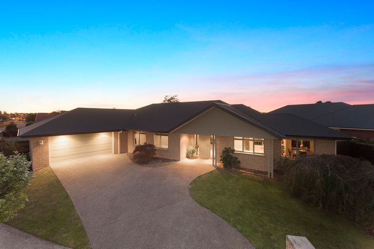 Photo of property in 19 Coleraine Drive, Rototuna, Hamilton, 3210