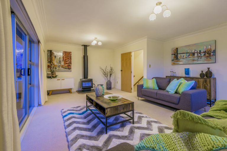 Photo of property in 14 Claresholm Place, Mangere Bridge, Auckland, 2022