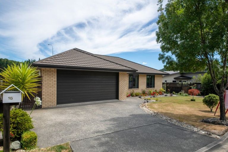 Photo of property in 16 Weka Place, Picton, 7220