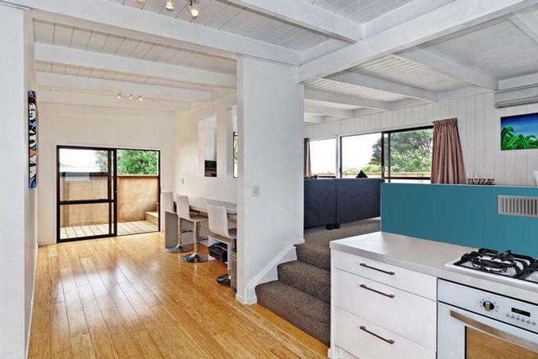 Photo of property in 136 Seaview Road, Piha, New Lynn, 0772