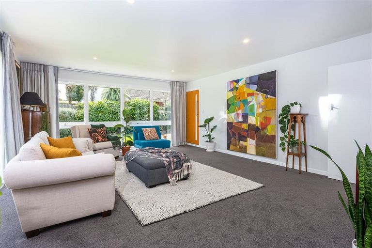 Photo of property in 2/10 Ladbrokes Place, Fendalton, Christchurch, 8052