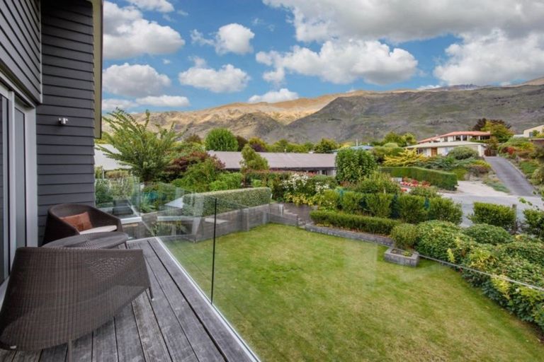 Photo of property in 33 Sargood Drive, Wanaka, 9305