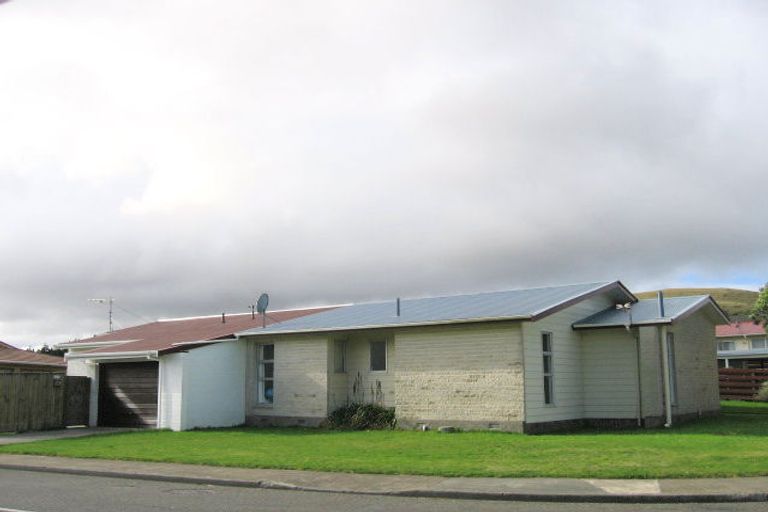 Photo of property in 2a Colchester Crescent, Newlands, Wellington, 6037