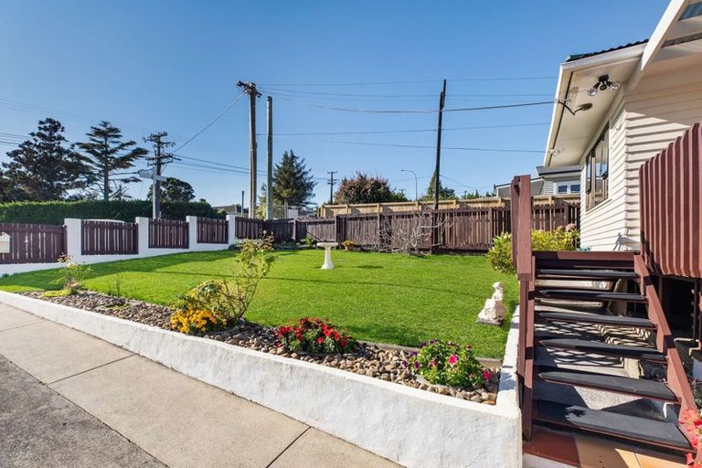 Photo of property in 1/81 Awaroa Road, Sunnyvale, Auckland, 0612