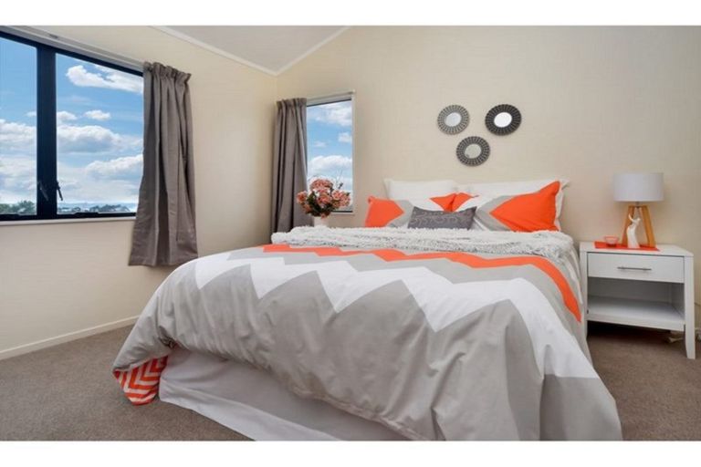 Photo of property in 2/16 Ebony Place, Massey, Auckland, 0614