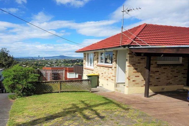 Photo of property in 1/177 Glenfield Road, Hillcrest, Auckland, 0627