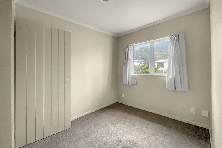 Photo of property in 16 Black Rock Road, Newlands, Wellington, 6037
