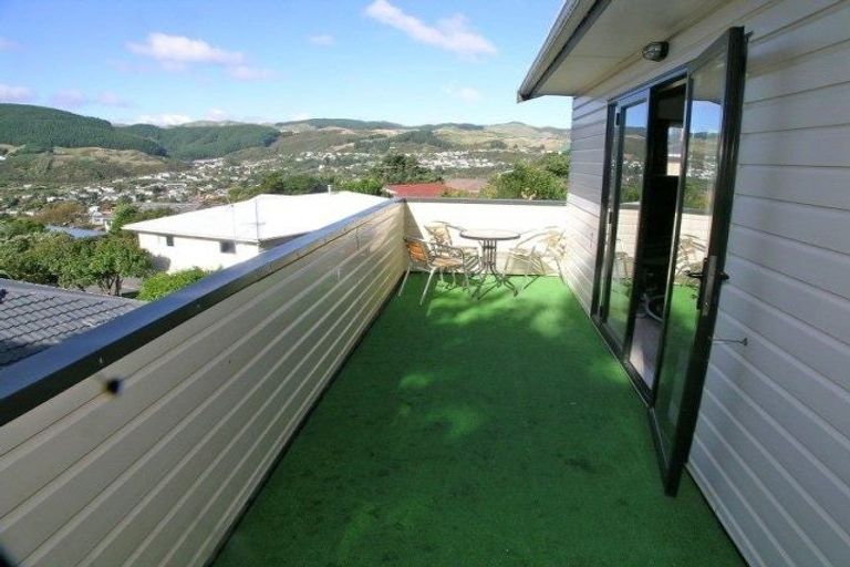 Photo of property in 5b Bishops Glen, Tawa, Wellington, 5028