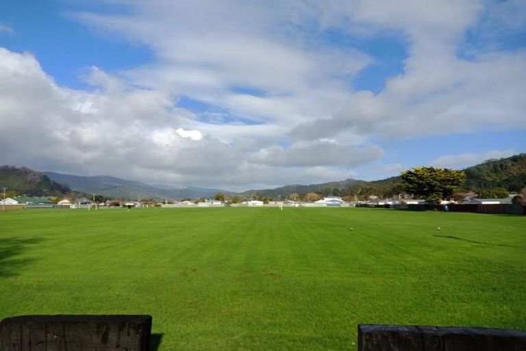 Photo of property in 10 Matthews Road, Wainuiomata, Lower Hutt, 5014