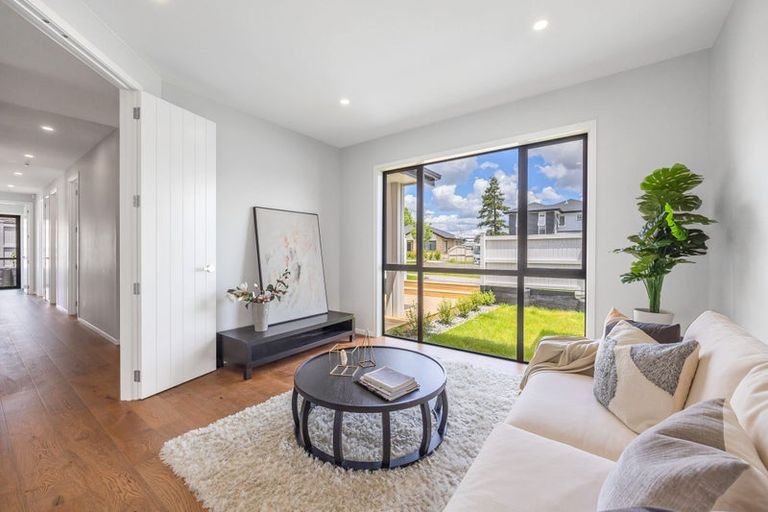 Photo of property in 14 Madden Avenue, Kumeu, 0810
