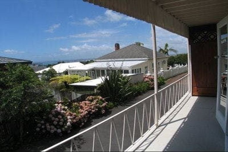 Photo of property in 8/219 Onewa Road, Birkenhead, Auckland, 0626