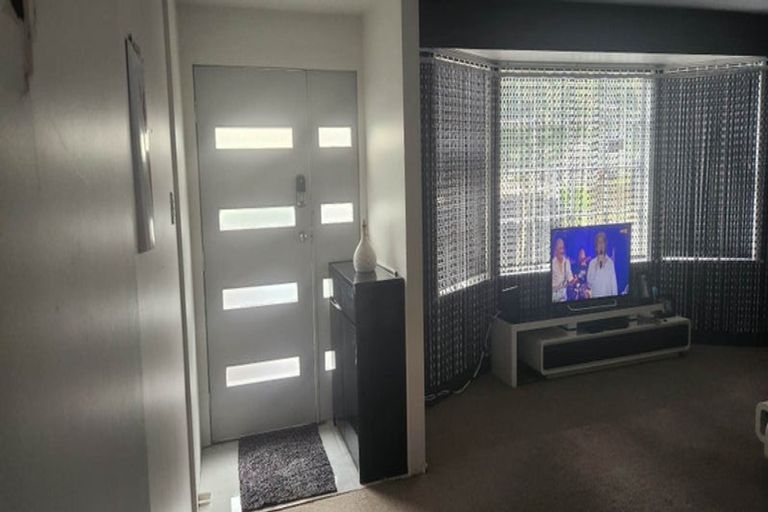 Photo of property in 17 Hewlett Road, Massey, Auckland, 0614