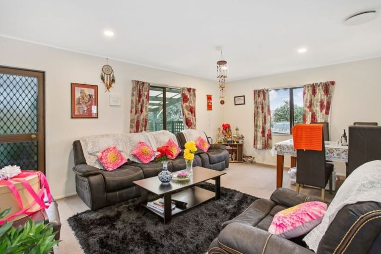 Photo of property in 2/12 Skelton Avenue, Randwick Park, Auckland, 2105