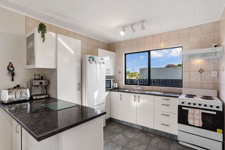 Photo of property in 1/8 Anglers Way, Wattle Downs, Auckland, 2102