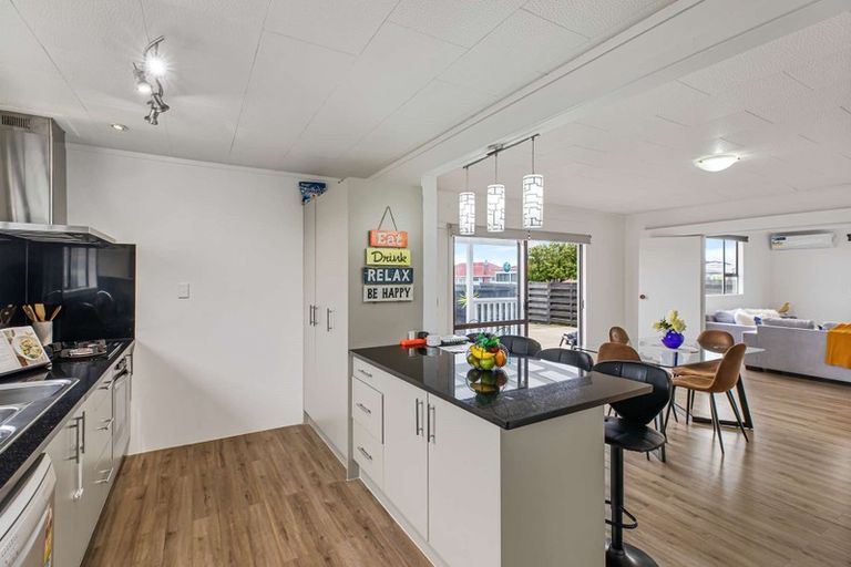 Photo of property in 11c Bamboo Grove, Kelston, Auckland, 0602