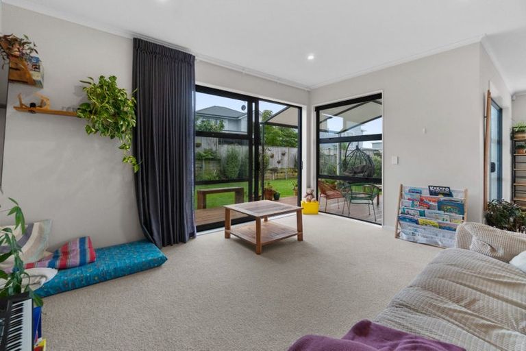 Photo of property in 16 Onekura Street, Red Beach, 0932
