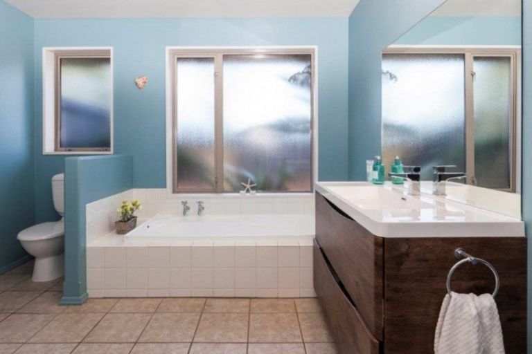 Photo of property in 37 Hussey Road, Harewood, Christchurch, 8051